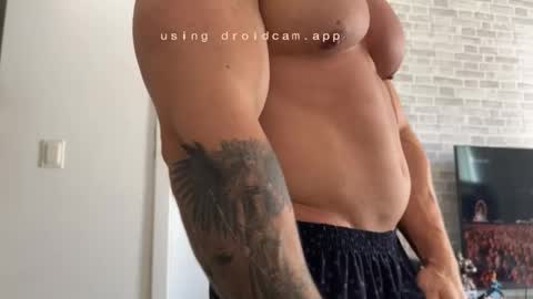 Snapshot of couplemuscle40 chatting on 11, 11, 2025 couplemuscle40 online show from 11, 11, 2025