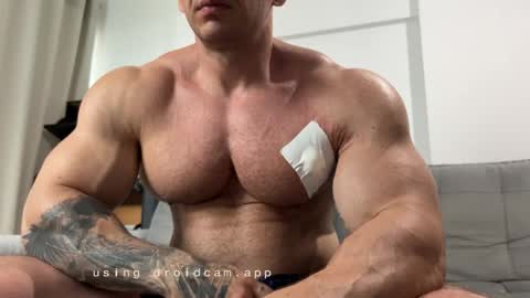 Snapshot of couplemuscle40 chatting on 23, 11, 2025 couplemuscle40 online show from 23, 11, 2025