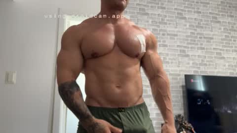 Snapshot of couplemuscle40 chatting on 25, 11, 2025 couplemuscle40 online show from 25, 11, 2025