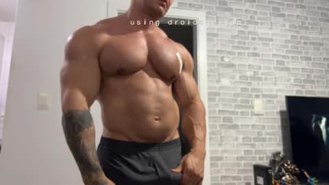 Snapshot of couplemuscle40 chatting on 14, 12, 2025 couplemuscle40 online show from 14, 12, 2025