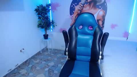 Snapshot of cristal_horny19 chatting on 28, 2, 2025 Milena online show from 28, 2, 2025