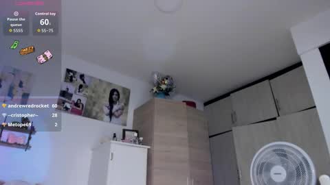 Snapshot of cristalmunez chatting on 8, 11, 2025 cristal online show from 8, 11, 2025