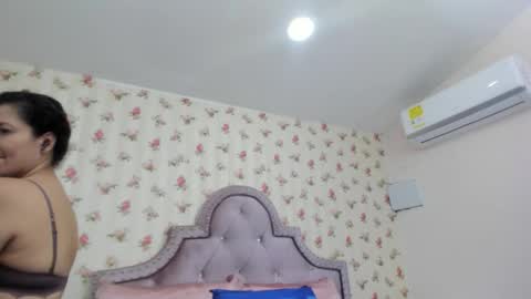 Snapshot of crystal_watson0 chatting on 26, 5, 2026 Milf Latina online show from 26, 5, 2026