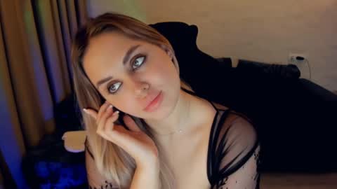 Snapshot of crystalemily chatting on 17, 12, 2024 crystalemily online show from 17, 12, 2024