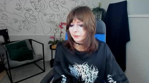 Snapshot of crystallbloom chatting on 30, 9, 2025 crystallbloom online show from 30, 9, 2025