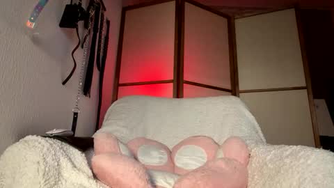 Snapshot of crystalmolly chatting on 27, 4, 2026 Molly Moore online show from 27, 4, 2026