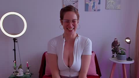 Snapshot of cuddlingbunnny chatting on 7, 12, 2024 Leonela online show from 7, 12, 2024