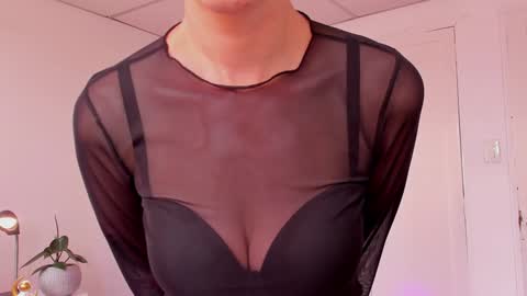 Snapshot of cuddlingbunnny chatting on 12, 12, 2024 Leonela online show from 12, 12, 2024