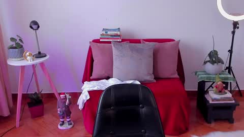 Snapshot of cuddlingbunnny chatting on 23, 12, 2024 Leonela online show from 23, 12, 2024