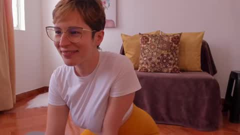 Snapshot of cuddlingbunnny chatting on 18, 2, 2025 Leonela online show from 18, 2, 2025