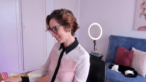 Snapshot of cuddlingbunnny chatting on 4, 11, 2025 Leonela online show from 4, 11, 2025