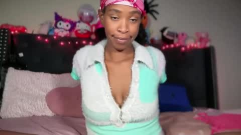 Snapshot of cum2charmxx chatting on 28, 10, 2025 cum2charmxx online show from 28, 10, 2025