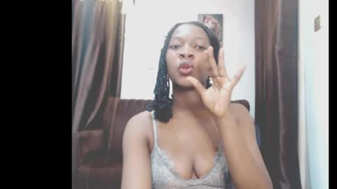 Snapshot of cumebony_petit chatting on 19, 5, 2026 cumebony_petit online show from 19, 5, 2026