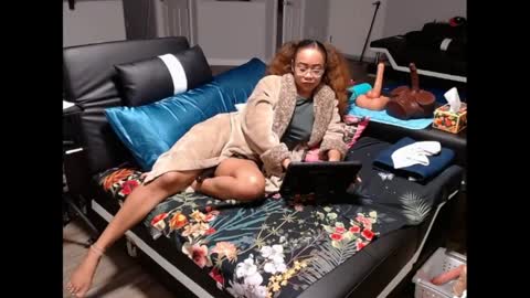 Snapshot of cumplzqueen chatting on 28, 4, 2026 Nia Reese online show from 28, 4, 2026