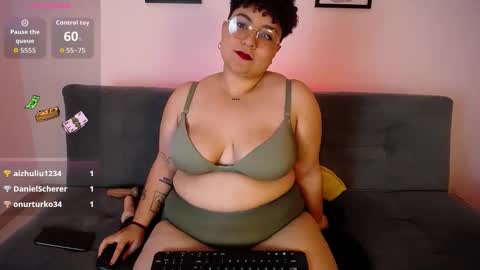 Snapshot of curly_cam_queen chatting on 9, 1, 2026 Bruna online show from 9, 1, 2026