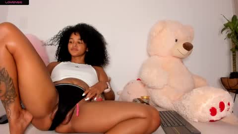Snapshot of curly_sweett chatting on 15, 5, 2026 Curly - OF- CURLY SWEETT online show from 15, 5, 2026