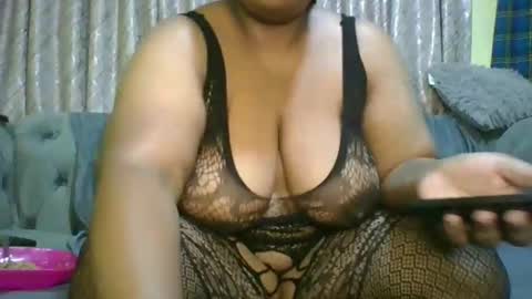 Snapshot of curvy_essie chatting on 1, 2, 2025 Essie online show from 1, 2, 2025