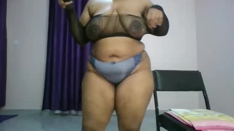 Snapshot of curvy_essie chatting on 12, 2, 2025 Essie online show from 12, 2, 2025