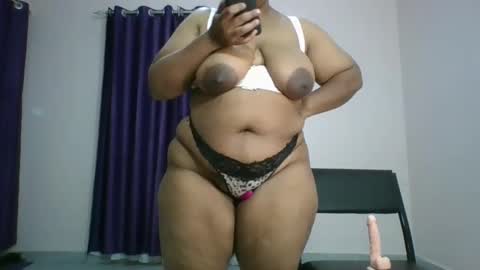 Snapshot of curvy_essie chatting on 21, 2, 2025 Essie online show from 21, 2, 2025