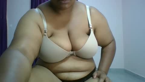 Snapshot of curvy_essie chatting on 25, 2, 2025 Essie online show from 25, 2, 2025