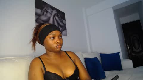 Snapshot of cute_ass18 chatting on 22, 10, 2025 Liya online show from 22, 10, 2025