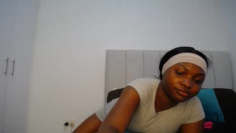 Snapshot of cute_ass18 chatting on 8, 11, 2025 Liya online show from 8, 11, 2025
