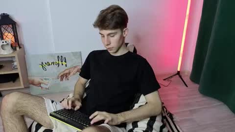 Snapshot of cute_brian chatting on 28, 10, 2025 Im Brian online show from 28, 10, 2025