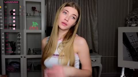 Snapshot of cute_fox_girl chatting on 5, 2, 2025 Anne online show from 5, 2, 2025
