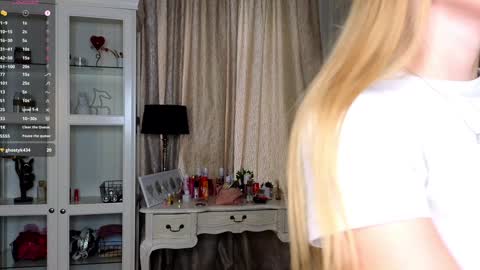 Snapshot of cute_fox_girl chatting on 17, 10, 2025 Anne online show from 17, 10, 2025