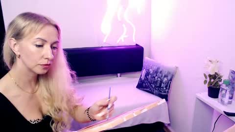 cute_smile_shy online show from 12, 5, 2026