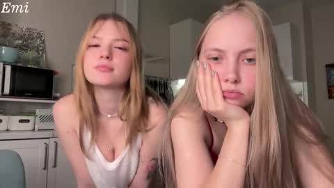 Im Emi streaming with my friend Reyna today online show from 5, 3, 2026