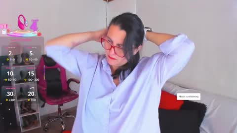 Snapshot of d_martii chatting on 17, 11, 2025 Mia online show from 17, 11, 2025