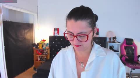 Snapshot of d_martii chatting on 21, 11, 2025 Mia online show from 21, 11, 2025