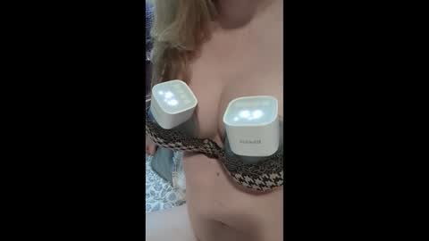 Mx Mommy Moo online show from 3, 12, 2025