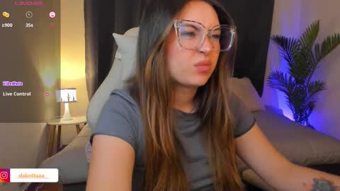 dakottaa__ online show from 10, 2, 2026