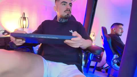 Dallas whitee online show from 25, 3, 2026