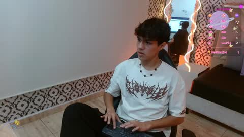 Snapshot of damian_tay chatting on 10, 4, 2026 damian_tay online show from 10, 4, 2026