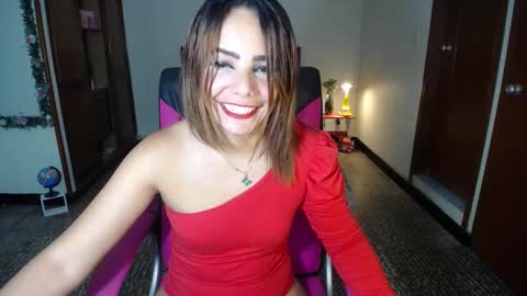 Snapshot of danielle_rose_ chatting on 23, 12, 2024 Angie online show from 23, 12, 2024