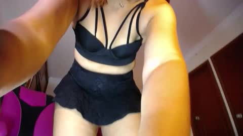 Snapshot of danielle_rose_ chatting on 21, 9, 2025 Angie online show from 21, 9, 2025