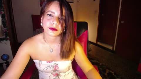 Snapshot of danielle_rose_ chatting on 22, 10, 2025 Angie online show from 22, 10, 2025
