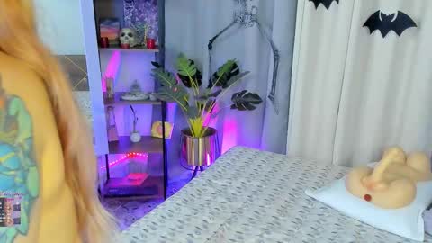 Snapshot of danna__castle chatting on 28, 10, 2025 Dannacastle online show from 28, 10, 2025