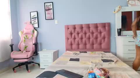 Daphne And Scarlett online show from 10, 2, 2025