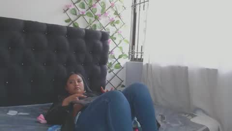 Daphne And Scarlett online show from 15, 2, 2025