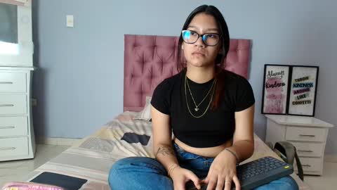 Daphne And Scarlett online show from 19, 2, 2025