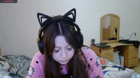 Snapshot of dawndollins chatting on 14, 10, 2025 Alice online show from 14, 10, 2025