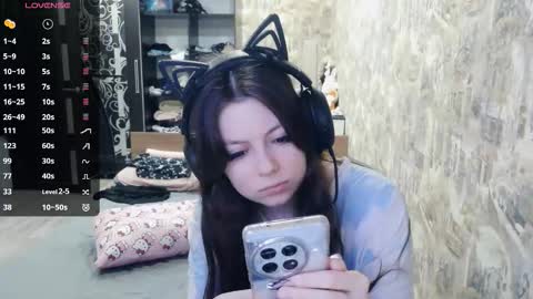 Snapshot of dawndollins chatting on 4, 12, 2025 Alice online show from 4, 12, 2025