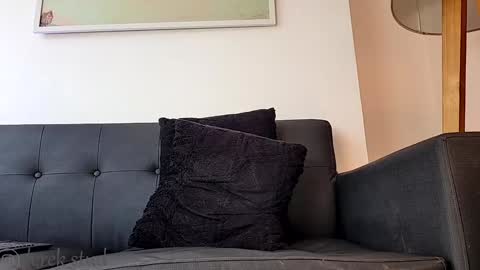 Derek independent model  online show from 10, 1, 2025