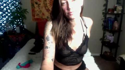 Snapshot of desertluxe87 chatting on 4, 12, 2025 desertluxe87 online show from 4, 12, 2025