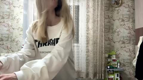 Snapshot of dewdropdoll chatting on 18, 4, 2026 dewdropdoll online show from 18, 4, 2026