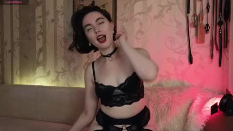 Diana Di Honey online show from 8, 9, 2025